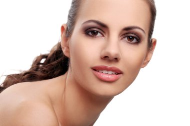 Beyaz arka planda sevimli, çekici bir kız.