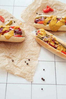 Yiyecekler. Masada nefis bir sosisli.