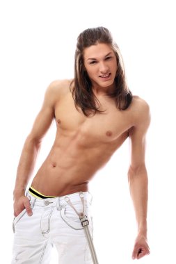 Beyaz arka plan üzerinde seksi vücut ile genç ve çekici adam