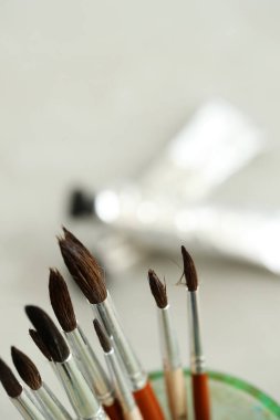 Masanın üzerine boya araçları