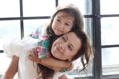 - Aile. Güzel anne ve tatlı kızı