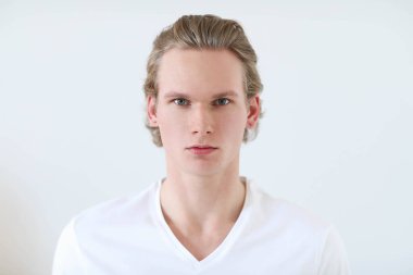 Sarı saçlı ve Beyaz gömlekli adam