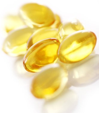 macro van gele gelatine pillen op witte achtergrond