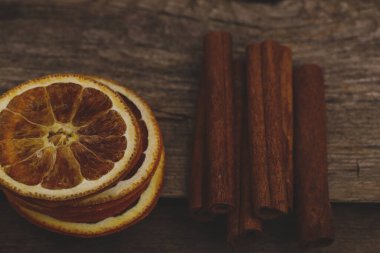 Masada kurumuş portakal dilimleri var.