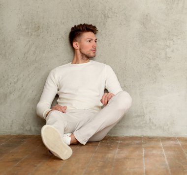 Yaşam tarzı. Evdeki yakışıklı adam.