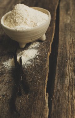 Vanilya çubuğu ve un masada.