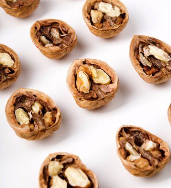 Kaçık. Beyaz arka planda cevizler