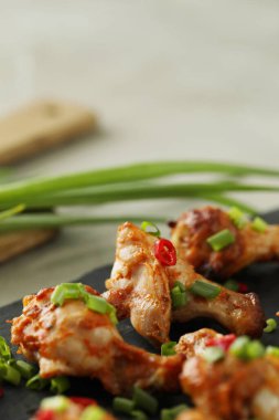 Yemek ve yemek. Kızarmış tavuk bacağı.