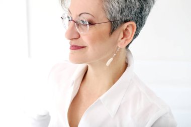 Güzel gülüşü olan mutlu yaşlı kadın