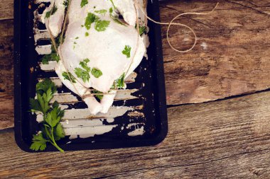 Masada çiğ tavuk var.