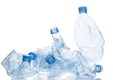 Yararlanma. Boş, ezilmiş su şişesi beyaz arka planda