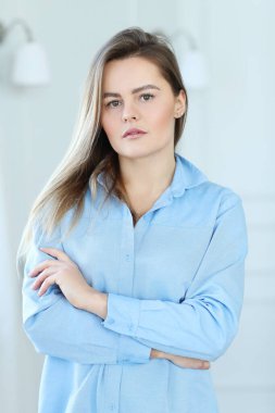 Kadın güzelliği. Evdeki güzel kadın.