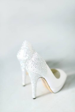 Yerde beyaz topuklar