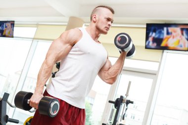 Fitness, vücut geliştirme. Antrenman sırasında güçlü bir adam.