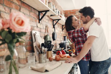 Güzel bir çift mutfakta eğleniyor.