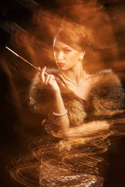 Eski, eski. Rüyada muhteşem bir kadın.