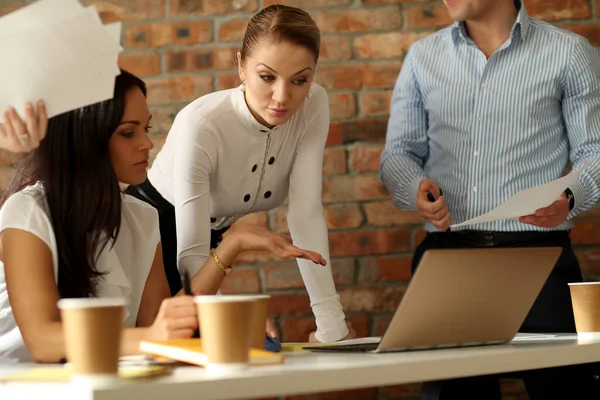 Zakenmensen Discussiëren Het Werkproces Kantoor — Stockfoto