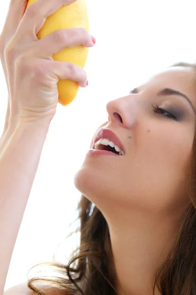 Mulher Bonito Atraente Com Laranja — Fotografia de Stock