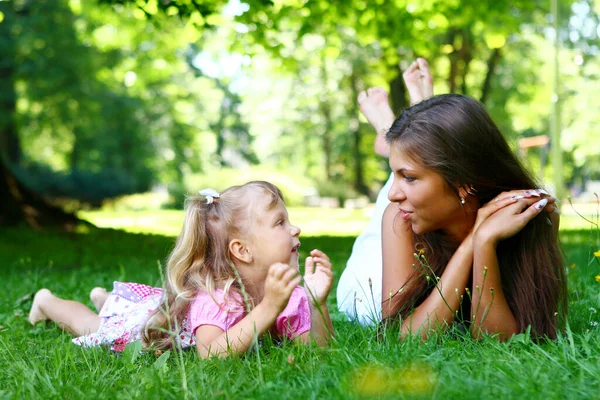 Douce Belle Fille Avec Mère — Photo