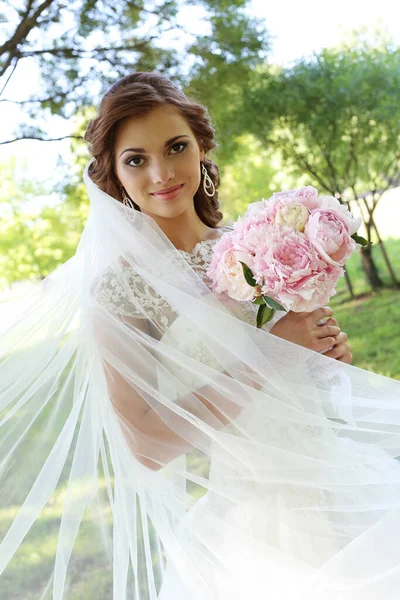 Retrato Hermosa Novia Joven Parque — Foto de Stock