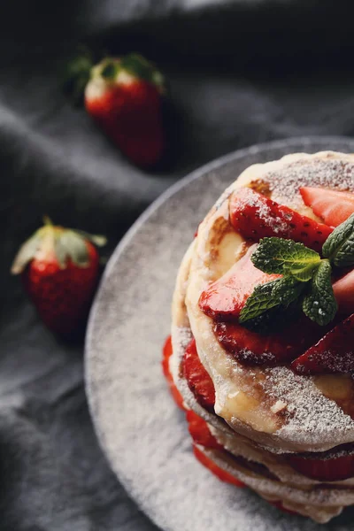 Essen Leckere Pfannkuchen Auf Einem Teller — Stockfoto