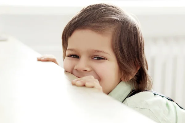 Adorable Lindo Niño Con Una Camisa Blanca —  Fotos de Stock