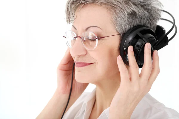 Mulher Velha Feliz Com Fones Ouvido — Fotografia de Stock