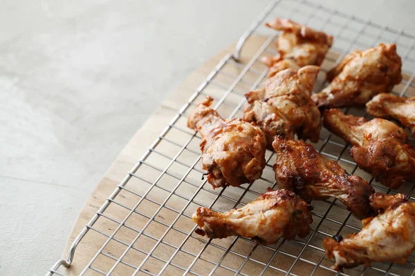 Yemek ve yemek. Kızarmış tavuk bacağı.