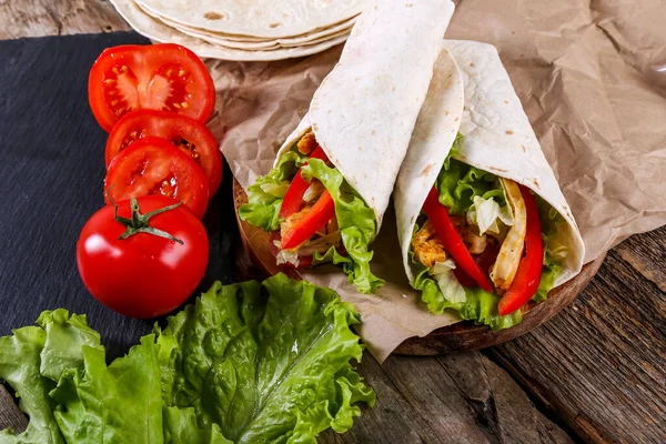 Yiyecekler. Tortilla masada.