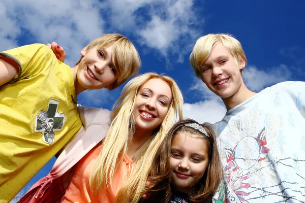 Gelukkige Familie Bij Achtergrond Van Wolken Lucht — Stockfoto