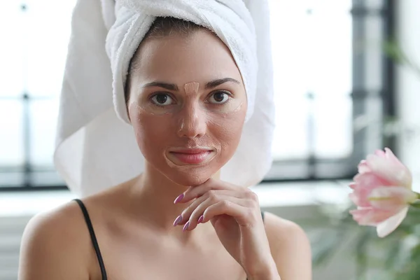 Beautiful Sexy Woman Face Mask Realxing Spa Salon — Stock Photo, Image