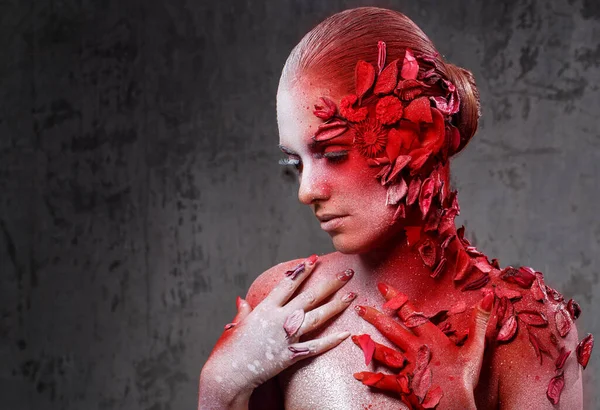 Güzellik. Harika makyajlı güzel bir kız.