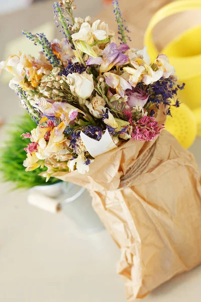 Beau Bouquet Arrosoir Sur Table — Photo