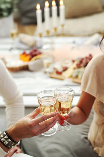 Champagner Toast Vorhanden Menschen Mit Einem Glas Champagner — Stockfoto