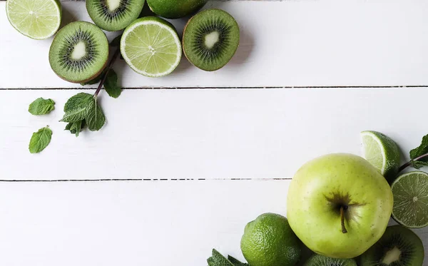 Frutos Verdes Uma Mesa Madeira — Fotografia de Stock