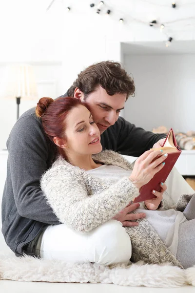 Schönes Junges Paar Liest Bücher Hause — Stockfoto