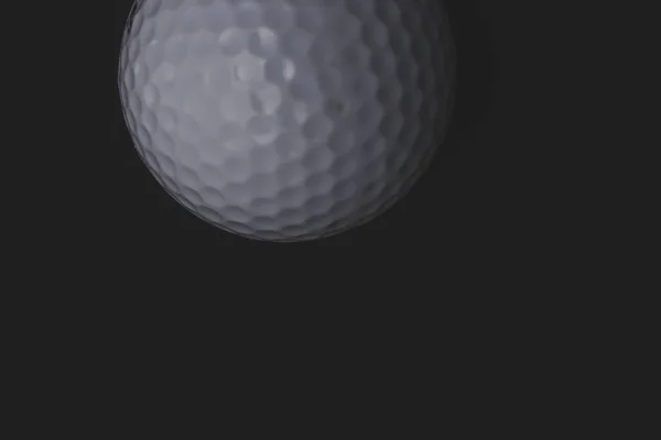 Golfball Auf Schwarzem Hintergrund — Stockfoto