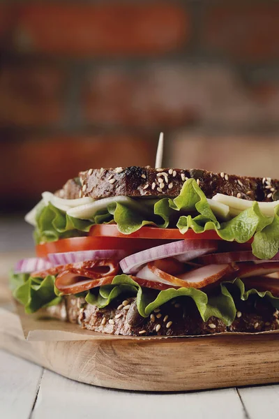 Comida Delicioso Gran Sándwich Sobre Mesa — Foto de Stock