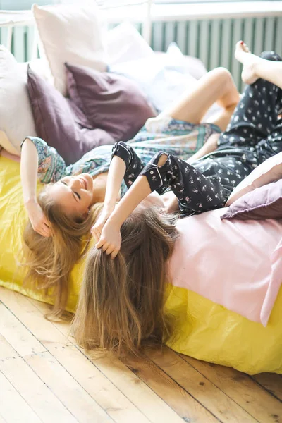 Dos Mujeres Jóvenes Atractivas Pijama Relajándose Juntas Cama —  Fotos de Stock