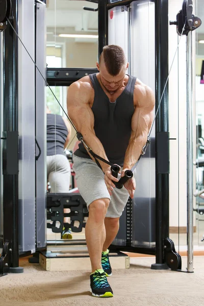 Fitness Musculação Homem Poderoso Durante Treino — Fotografia de Stock