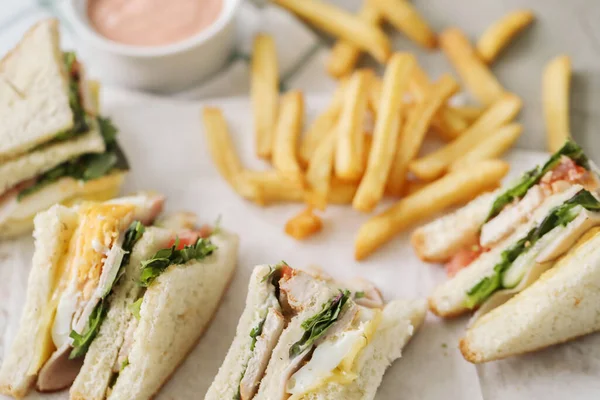 Yiyecekler Masada Nefis Bir Sandviç — Stok fotoğraf