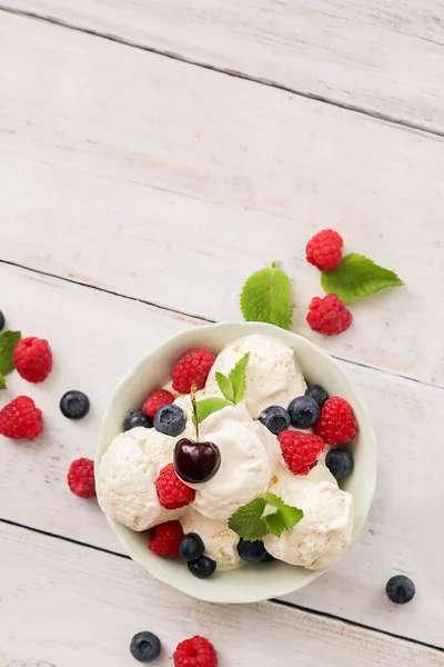 Gelado Delicioso Com Bagas Uma Tigela — Fotografia de Stock