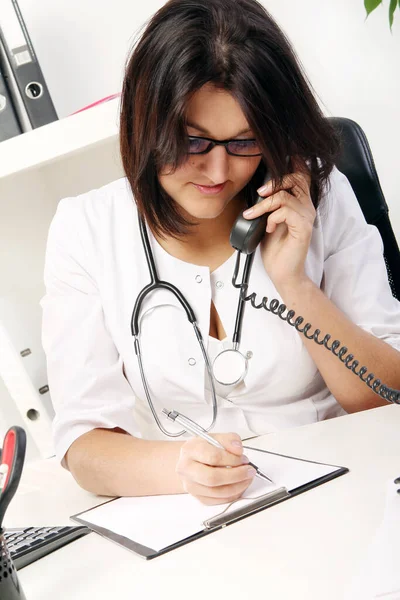 Młoda Kobieta Lekarz Rozmawia Przez Telefon Jej Biurze — Zdjęcie stockowe