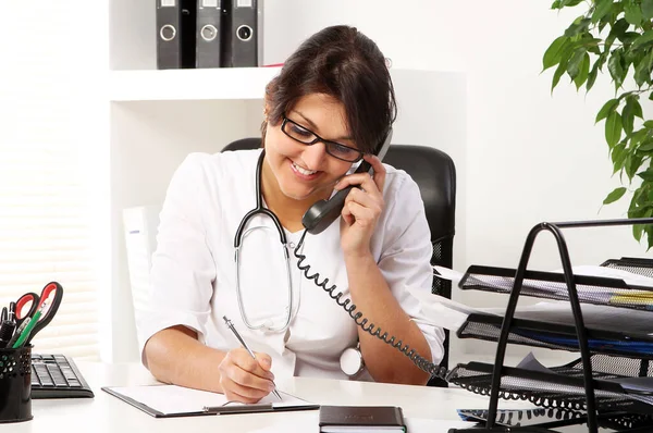 Mujer Joven Doctora Hablando Por Teléfono Oficina — Foto de Stock