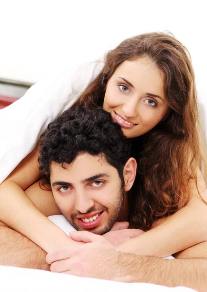 Junges Und Schönes Paar Bett — Stockfoto