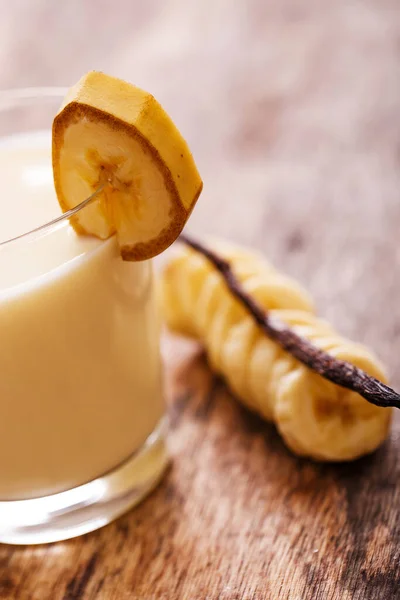 Leckerer Bananen Milchshake Auf Einem Tisch — Stockfoto