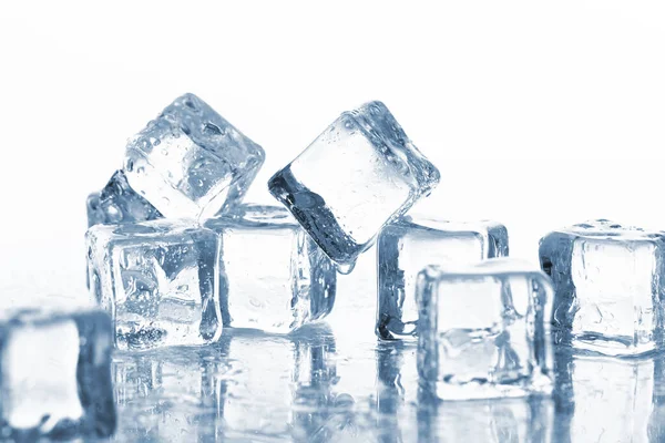 水滴と冷たい氷のキューブ — ストック写真