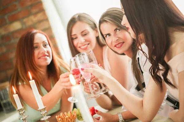 Festa Com Grupo Mulheres Bonitas — Fotografia de Stock