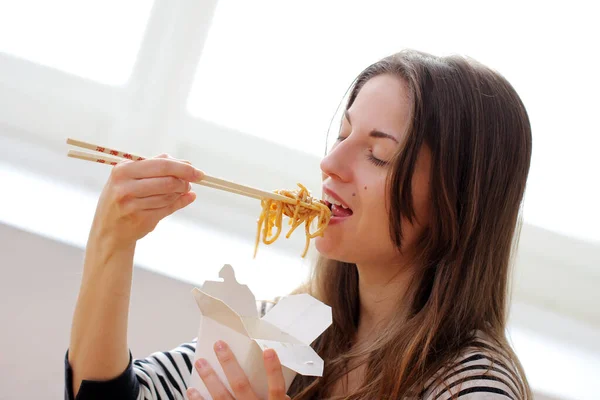 Mujer Feliz Comiendo Fideos Casa — Foto de Stock