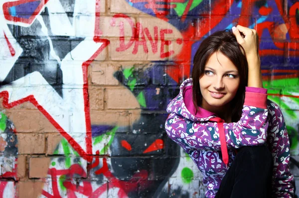 Chica Joven Hermosa Posando Contra Pared Con Graffiti — Foto de Stock